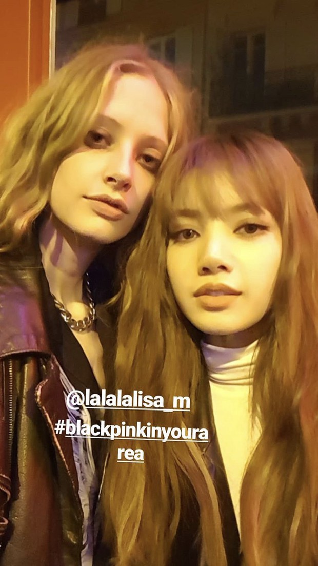 Knet rần rần vì ảnh Lisa (BLACKPINK) selfie ở sự kiện quốc tế: Visual chấp camera thường, tỷ lệ body đè bẹp cả dàn mẫu Tây - Ảnh 2.