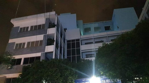 Nam thanh niên rơi từ tầng 6 xuống sân trường Đại học Ngoại Ngữ - Tin Học, tử vong thương tâm - Ảnh 3. Nam thanh niên rơi từ tầng 6 xuống sân trường Đại học Ngoại Ngữ - Tin Học, tử vong thương tâm - Ảnh 3.