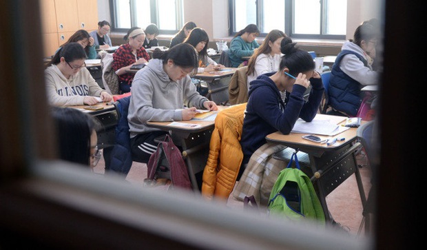 Thousands of Korean students entered the intense university exams