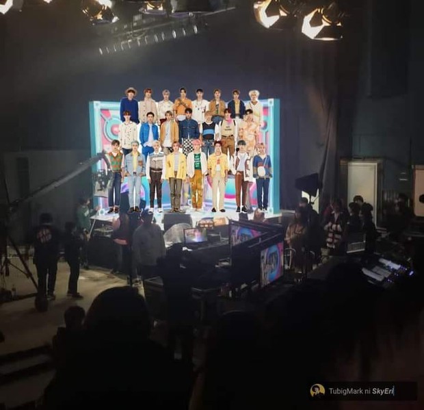 Vnet bàng hoàng trước hậu trường siêu giả trân của Inkigayo, tranh thủ cà khịa: Mấy nhóm đông dân chắc ngồi lên đầu nhau quá! - Ảnh 6.