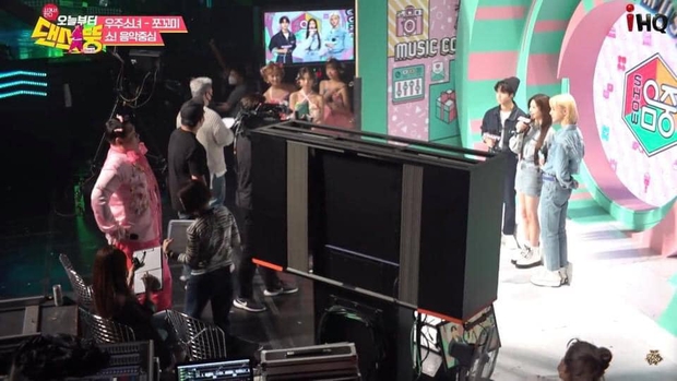 Vnet bàng hoàng trước hậu trường siêu giả trân của Inkigayo, tranh thủ cà khịa: Mấy nhóm đông dân chắc ngồi lên đầu nhau quá! - Ảnh 10.