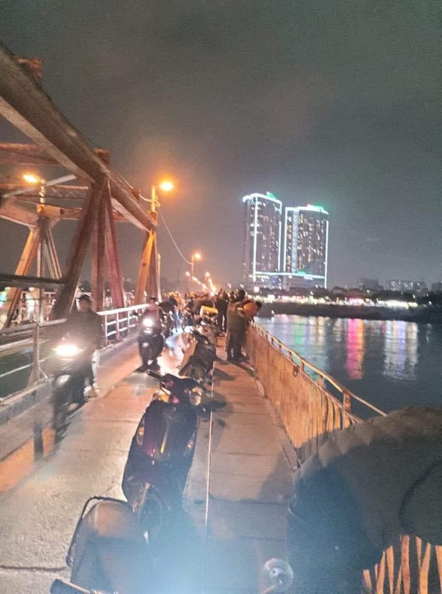 Hà Nội: Người phụ nữ để lại giấy siêu âm thai rồi nhảy cầu Long Biên tự tử - Ảnh 1. Hà Nội: Người phụ nữ để lại giấy siêu âm thai rồi nhảy cầu Long Biên tự tử - Ảnh 1.