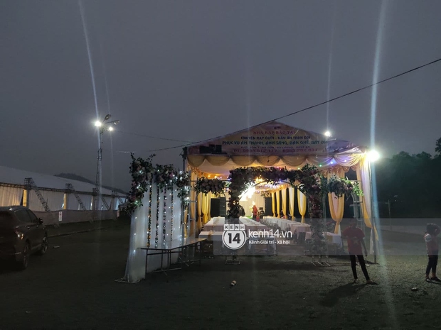 Tiệc đãi khách trước đám cưới Công Phượng ở Nghệ An: Chú rể rạng rỡ liên hoan cùng gia đình, khách đông như trẩy hội, hé lộ lễ đường cho hôn lễ ngày mai! - Ảnh 6.