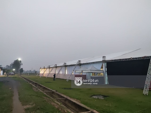 Tiệc đãi khách trước đám cưới Công Phượng ở Nghệ An: Chú rể rạng rỡ liên hoan cùng gia đình, khách đông như trẩy hội, hé lộ lễ đường cho hôn lễ ngày mai! - Ảnh 9.