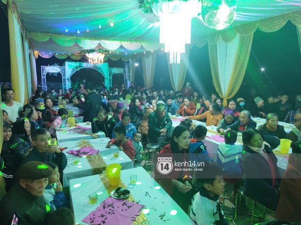 Tiệc đãi khách trước đám cưới Công Phượng ở Nghệ An: Chú rể rạng rỡ liên hoan cùng gia đình, khách đông như trẩy hội, hé lộ lễ đường cho hôn lễ ngày mai! - Ảnh 7.