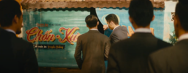 Lý giải đoạn kết khó hiểu trong MV của Sơn Tùng M-TP, hình ảnh chong chóng và nhiều biển hiệu có tên đáng ngờ mang ý nghĩa gì đây? - Ảnh 11.