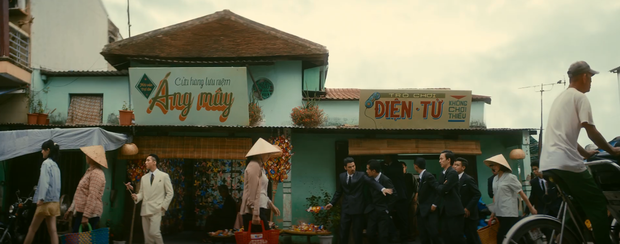 Lý giải đoạn kết khó hiểu trong MV của Sơn Tùng M-TP, hình ảnh chong chóng và nhiều biển hiệu có tên đáng ngờ mang ý nghĩa gì đây? - Ảnh 16.