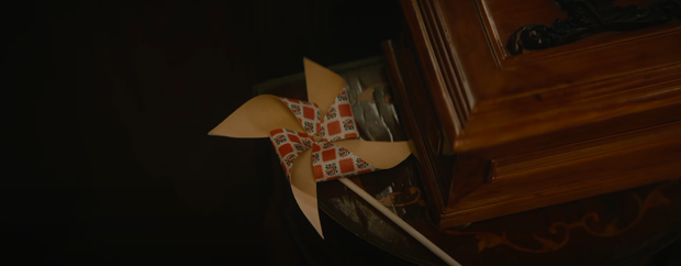 Lý giải đoạn kết khó hiểu trong MV của Sơn Tùng M-TP, hình ảnh chong chóng và nhiều biển hiệu có tên đáng ngờ mang ý nghĩa gì đây? - Ảnh 8.