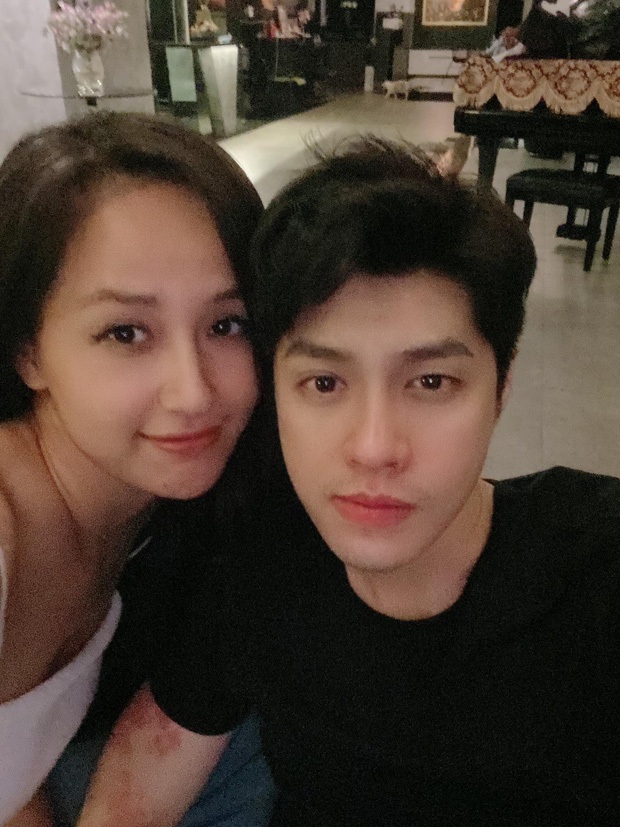 Mai Phương Thúy ôm và cúi chào mẹ Noo Phước Thịnh đầy tình cảm, netizen tấm tắc: Trông có khác gì dâu thảo - Ảnh 4.