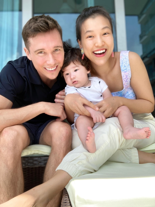 Quý tử nhà Hoàng Oanh mới 4 tháng đã đốn tim fan bởi biểu cảm cưng xỉu, còn nghịch ra sao mà làm mẹ “chạy mất dép” đây? - Ảnh 6.