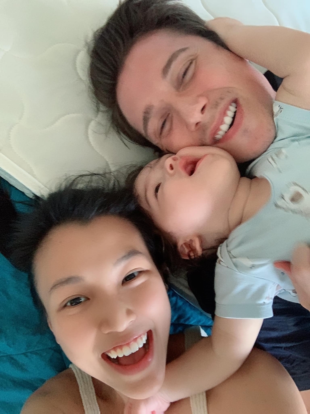 Quý tử nhà Hoàng Oanh mới 4 tháng đã đốn tim fan bởi biểu cảm cưng xỉu, còn nghịch ra sao mà làm mẹ “chạy mất dép” đây? - Ảnh 4.