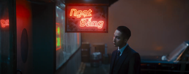 Lý giải đoạn kết khó hiểu trong MV của Sơn Tùng M-TP, hình ảnh chong chóng và nhiều biển hiệu có tên đáng ngờ mang ý nghĩa gì đây? - Ảnh 15.