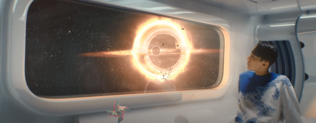 Lý giải đoạn kết khó hiểu trong MV của Sơn Tùng M-TP, hình ảnh chong chóng và nhiều biển hiệu có tên đáng ngờ mang ý nghĩa gì đây? - Ảnh 3.