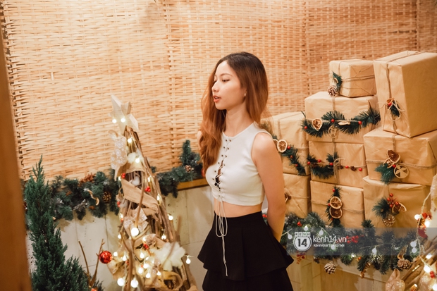 Ảnh: Người dân Sài Gòn đổ ra đường chụp ảnh Giáng sinh “đông như trẩy hội”, nhiều nơi phải xếp hàng mới mong có hình đẹp - Ảnh 32.