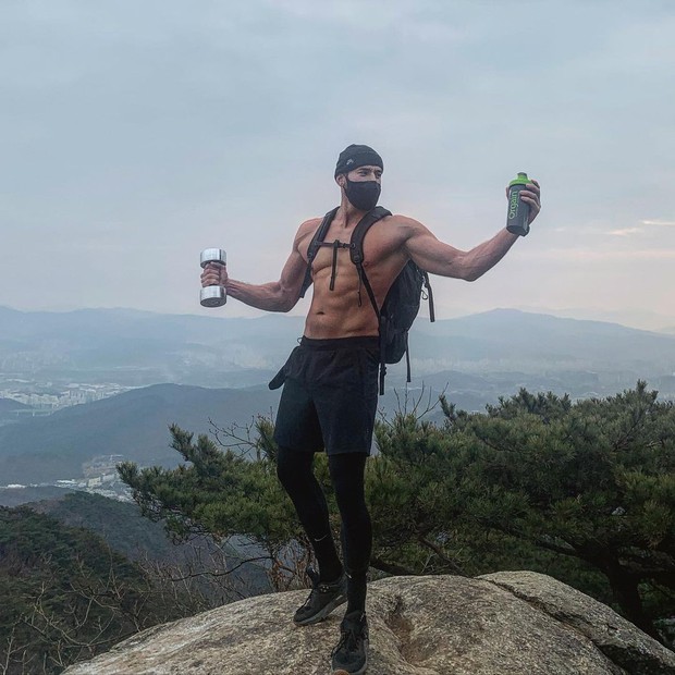 Trời đông âm độ, nam thần lai Gia Đình Là Số 1 lên đỉnh núi cởi áo khoe 6 múi nóng hừng hực, khiến hội chị em rớt liêm sỉ - Ảnh 2.