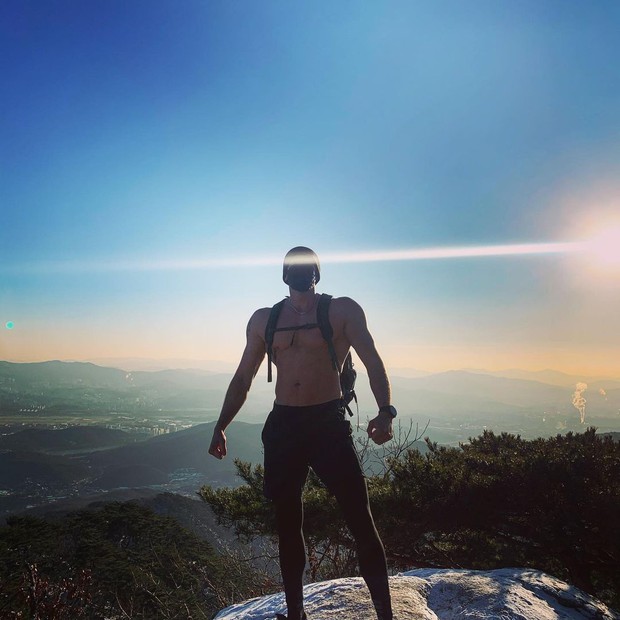 Trời đông âm độ, nam thần lai Gia Đình Là Số 1 lên đỉnh núi cởi áo khoe 6 múi nóng hừng hực, khiến hội chị em rớt liêm sỉ - Ảnh 4.