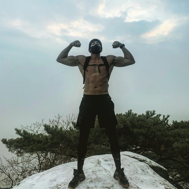 Trời đông âm độ, nam thần lai Gia Đình Là Số 1 lên đỉnh núi cởi áo khoe 6 múi nóng hừng hực, khiến hội chị em rớt liêm sỉ - Ảnh 3.