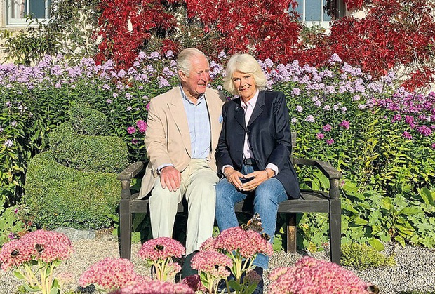 Gia đình hoàng gia trên thế giới tung ảnh thiệp Giáng sinh, nhà Công nương Kate lần đầu lép vế trước vẻ đẹp hoàn mỹ của hoàng gia Bỉ - Ảnh 2.