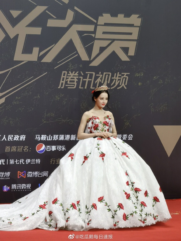 Màn đọ style thảm đỏ gắt nhất lúc này: Địch Lệ Nhiệt Ba đẹp lộng lẫy, nhìn sang Dương Mịch mà... chán chẳng muốn nói! - Ảnh 4.