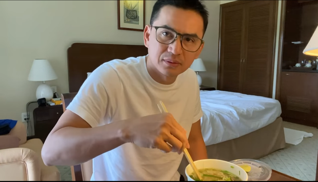 Vừa đến Việt Nam, HLV Kiatisuk đã tìm ngay món ăn yêu thích dù đang cách ly  - Ảnh 2.
