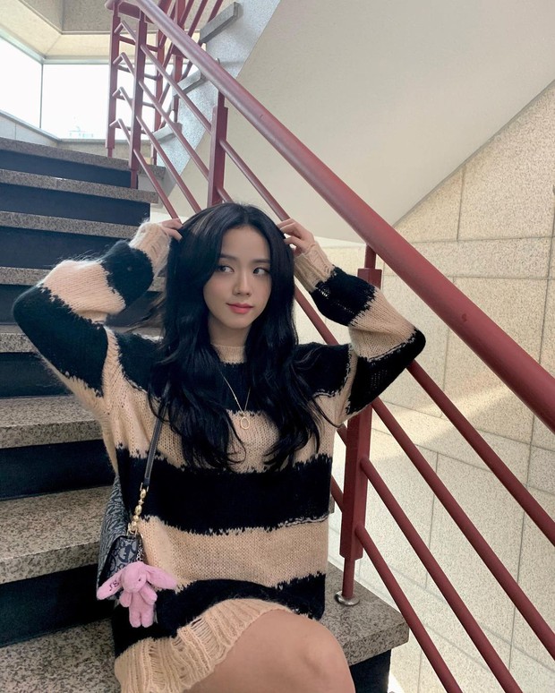 Diện mỗi chiếc áo len, Jisoo đụng hàng hết Sooyoung (SNSD) đến Lee Heyori: Nhưng cách mà chị cả Black Pink diện mới khiến dân tình thót tim nhất - Ảnh 2.