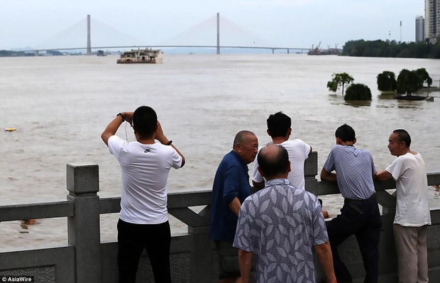 Loạt ảnh Trung Quốc năm 2020: Khủng hoảng và đau thương vì COVID-19, các di tích hàng trăm năm tuổi lần lượt bị nuốt chửng khi mẹ thiên nhiên nổi giận - Ảnh 26.