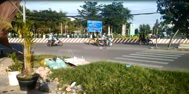 TP.HCM: Bị chém bất ngờ khi đang ngồi cafe, nam thanh niên nói chém nhầm người rồi gục ngã - Ảnh 1. TP.HCM: Bị chém bất ngờ khi đang ngồi cafe, nam thanh niên nói chém nhầm người rồi gục ngã - Ảnh 1.