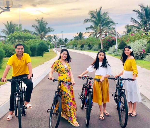 2 công chúa nhỏ nhà MC Quyền Linh khoe sắc giữa phố phường Hà Nội, visual và chiều cao khủng khiến ai cũng trầm trồ - Ảnh 4.