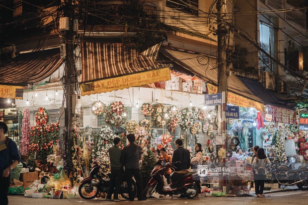 Toàn cảnh Noel Hà Nội: Đâu đâu cũng lung linh ánh đèn, nơi nào cũng trở thành góc chụp ảnh sống ảo lộng lẫy - Ảnh 3.