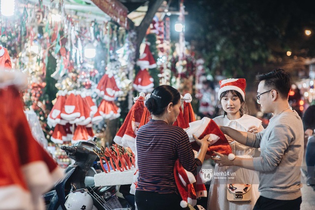 Toàn cảnh Noel Hà Nội: Đâu đâu cũng lung linh ánh đèn, nơi nào cũng trở thành góc chụp ảnh sống ảo lộng lẫy - Ảnh 4.