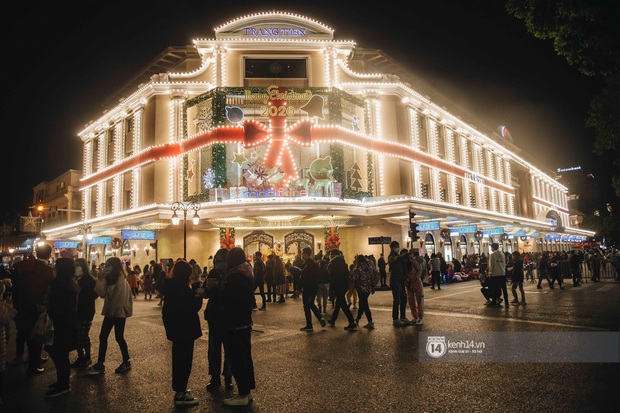 Toàn cảnh Noel Hà Nội: Đâu đâu cũng lung linh ánh đèn, nơi nào cũng trở thành góc chụp ảnh sống ảo lộng lẫy - Ảnh 10.