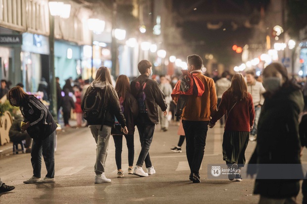 Walking through Hanoi in front of Noel full of couples, the weather is not as cold as my lonely heart at 10 degrees - Photo 11.