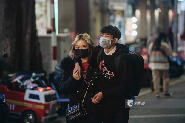 Walking through Hanoi in front of Christmas is full of tiny couples, the weather is not as cold as my lonely heart at 10 degrees - Photo 23.