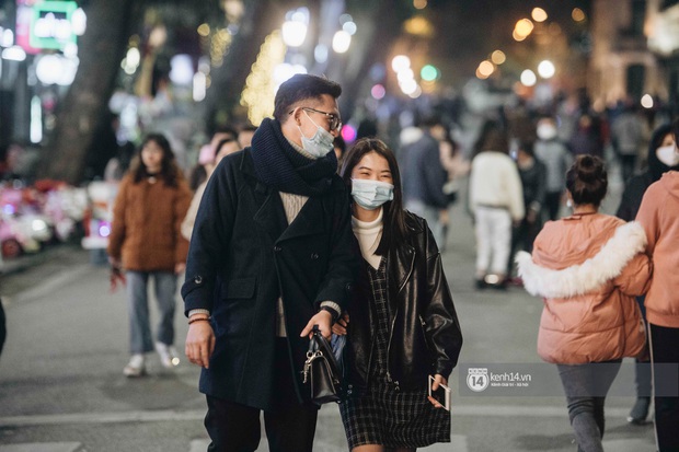 Walking through Hanoi in front of Noel full of couples, the weather is not as cold as my lonely heart at 10 degrees - Photo 21.