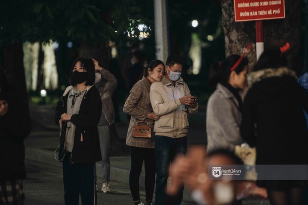 Walking through Hanoi in front of Noel full of couples, the weather is not as cold as my lonely heart at 10 degrees - Photo 12.