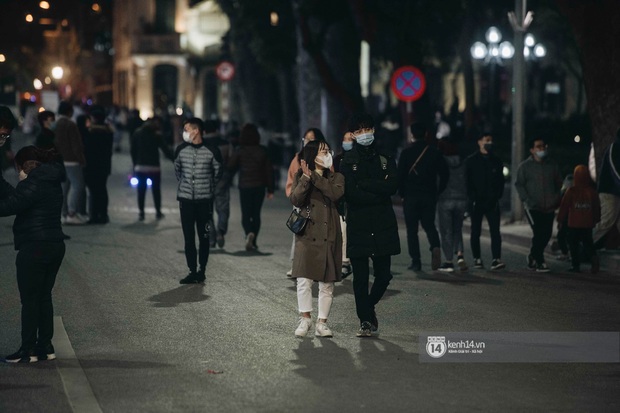 Walking through Hanoi in front of Noel full of couples, the weather is not as cold as my lonely heart at 10 degrees - Photo 22.