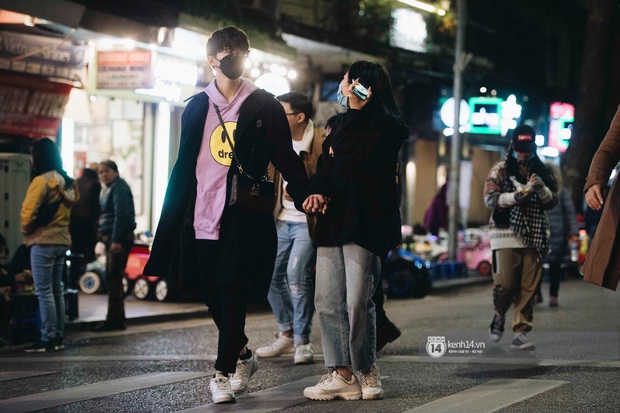 Walking through Hanoi in front of Christmas is full of tiny couples, the weather is not as cold as my lonely heart at 10 degrees - Photo 17.