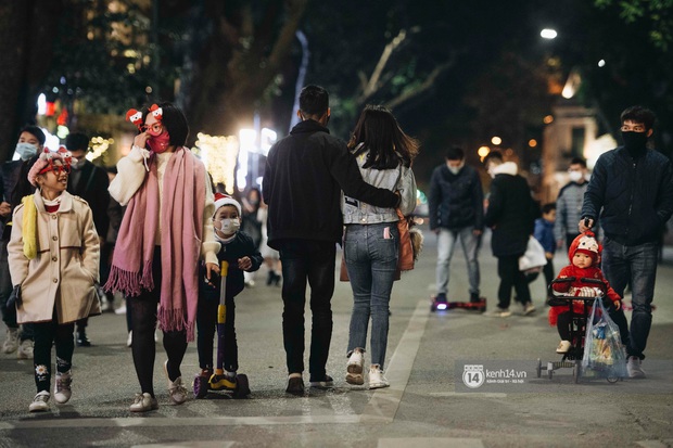 Walking through Hanoi in front of Noel full of couples, the weather is not as cold as my lonely heart at 10 degrees - Photo 14.