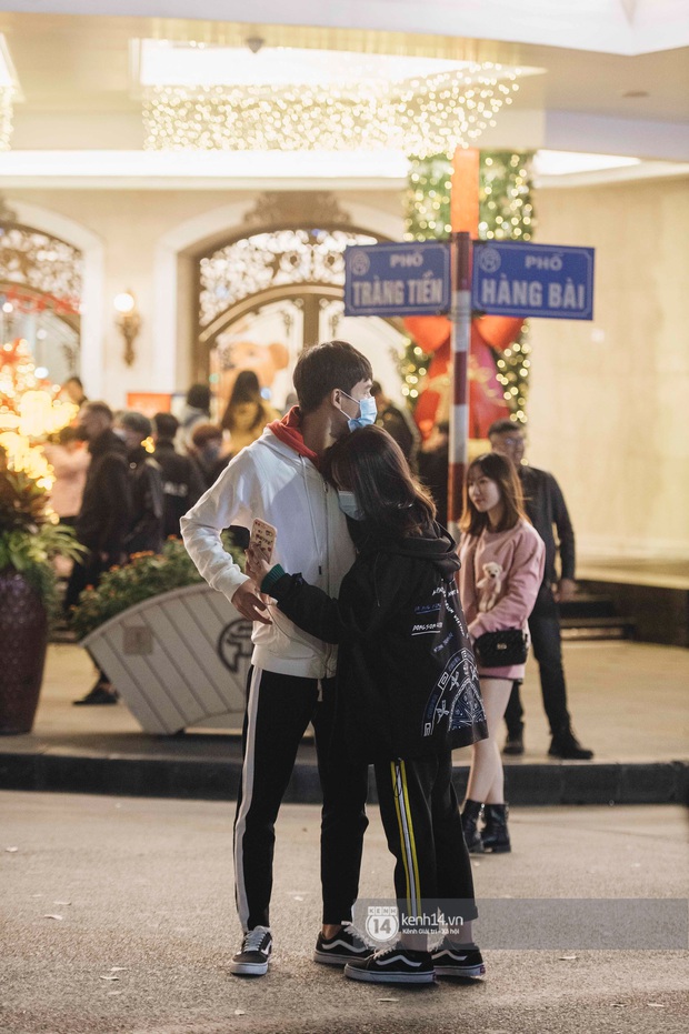 Walking through Hanoi in front of Christmas is full of couples, the weather is not as cold as my lonely heart at 10 degrees - Photo 19.