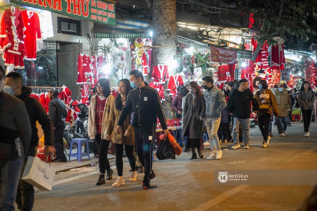 Walking through Hanoi in front of Noel full of tiny couples, the weather is not as cold as my lonely heart at 10 degrees - Photo 5.