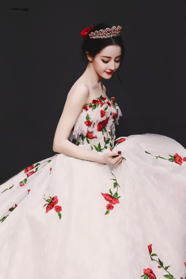 Nhiệt Ba đẹp thế nào mà đè bẹp cả Dương Mịch - Triệu Lệ Dĩnh? Nhìn màn hoá thành công chúa với vòng 1 bức thở là đủ hiểu! - Ảnh 4.