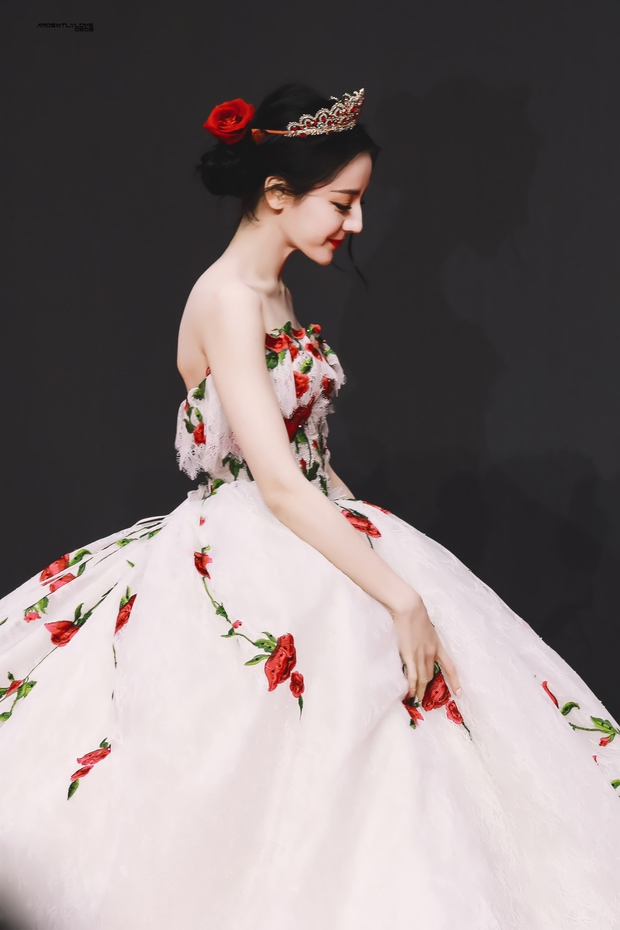 Nhiệt Ba đẹp thế nào mà đè bẹp cả Dương Mịch - Triệu Lệ Dĩnh? Nhìn màn hoá thành công chúa với vòng 1 bức thở là đủ hiểu! - Ảnh 5.