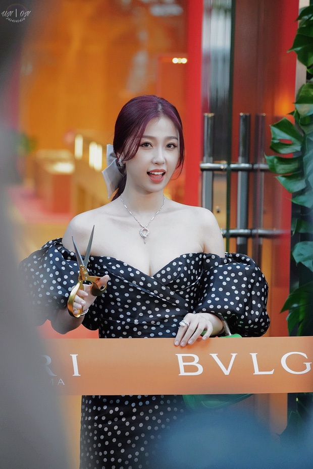Nhờ vòng 1 gợi cảm mà Ngu Thư Hân chiếm trọn spotlight khi đụng hàng với Joy và Hyuna - Ảnh 2.