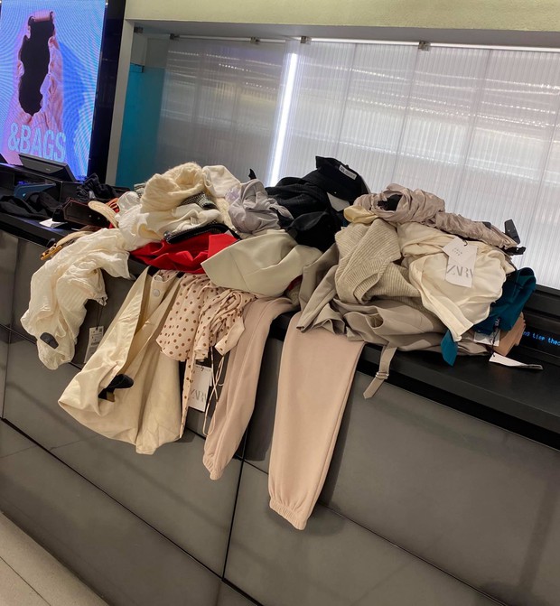 “Chơi lớn” như Lý Nhã Kỳ: Vào Zara shopping 4 tiếng, mua đồ không cần thử, netizen người đồng tình, người kêu phí - Ảnh 3.