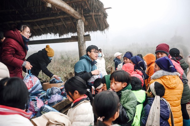 Clip: Cụ bà run cầm cập trong cái rét 1 độ ở Lào Cai, tay ôm chặt chiếc áo khoác được tặng khiến nhiều người nghẹn ngào - Ảnh 5.