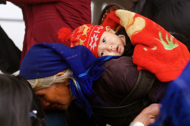 Clip: Cụ bà run cầm cập trong cái rét 1 độ ở Lào Cai, tay ôm chặt chiếc áo khoác được tặng khiến nhiều người nghẹn ngào - Ảnh 6.