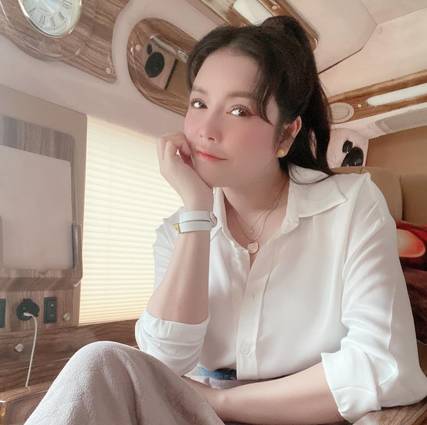 “Chơi lớn” như Lý Nhã Kỳ: Vào Zara shopping 4 tiếng, mua đồ không cần thử, netizen người đồng tình, người kêu phí - Ảnh 1.