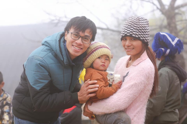 Clip: Cụ bà run cầm cập trong cái rét 1 độ ở Lào Cai, tay ôm chặt chiếc áo khoác được tặng khiến nhiều người nghẹn ngào - Ảnh 2.