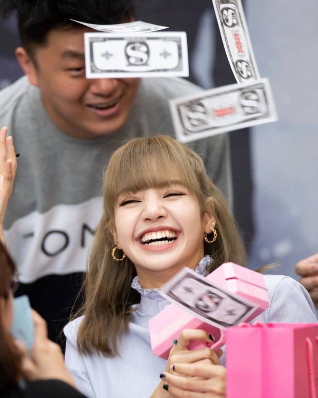 Fan BLACKPINK để thua fan BTS và TWICE về độ chịu chi, netizen cà khịa: Đi concert BLACKPINK mà toàn nghe cover thì đi làm gì? - Ảnh 4.