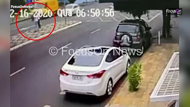Đi thong dong cùng mẹ trên phố, cô gái trẻ gặp họa thót tim, cảnh hiện trường khiến nhiều người bủn rủn chân tay - Ảnh 2.